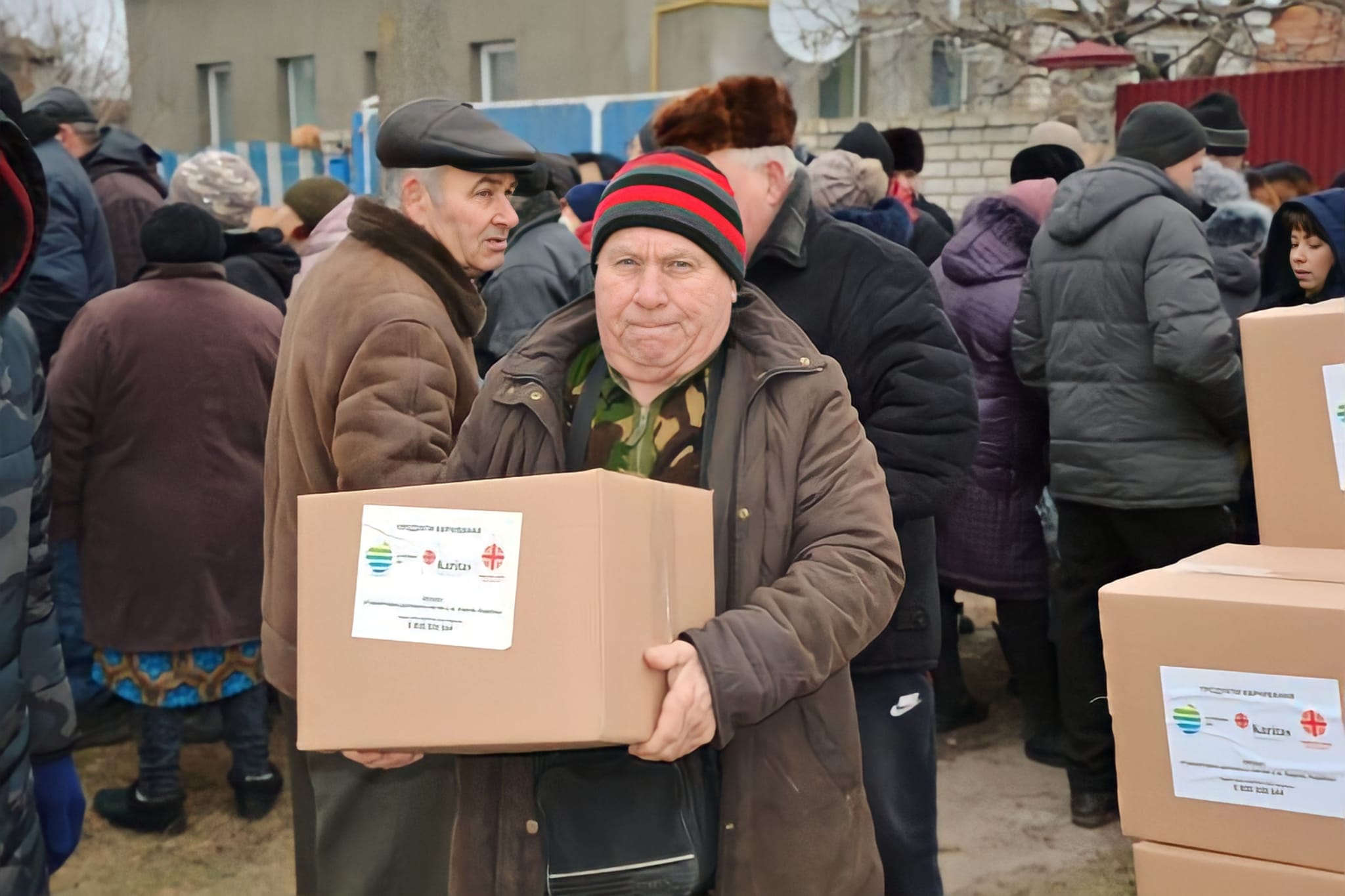Un hombre ucraniano con una caja con ayuda humanitaria