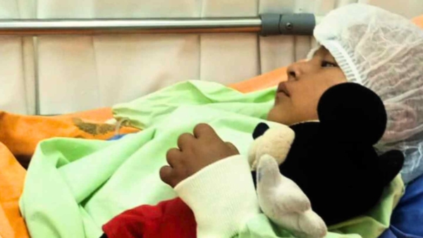 Esta imagen es de una niña de Bolivia que está en el hospital