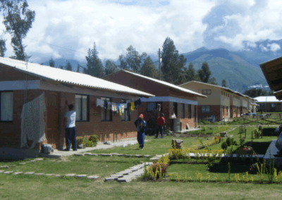 Casas de ladrillo con montañas al fondo