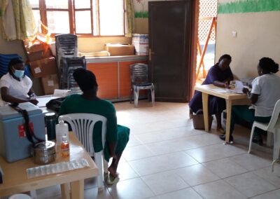Consultorio médico con personal atendiendo pacientes