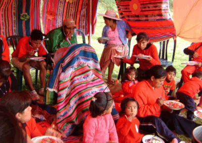 Familia reunida comiendo en una carpa colorida