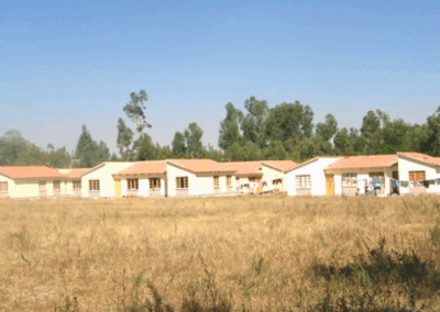 Conjunto de casas en campo abierto, cielo despejado