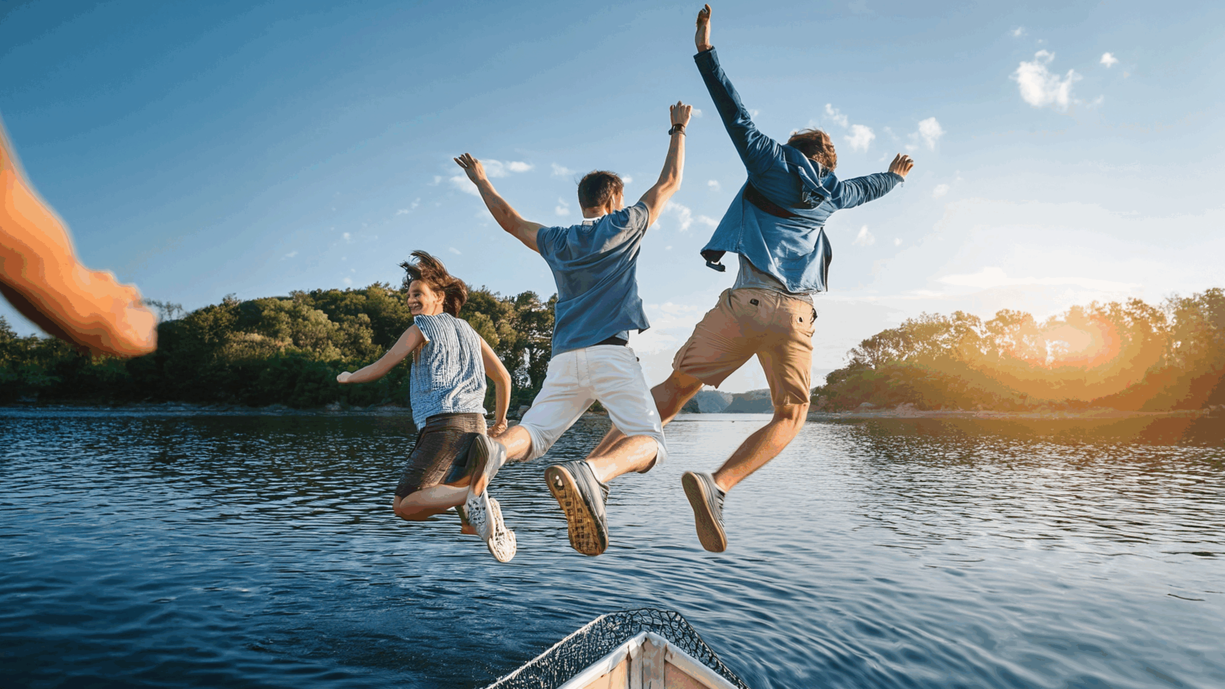 Personas saltando al agua desde un barco